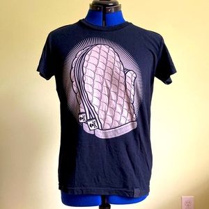 ✅JOHNNY CUPCAKES shirt!🧁